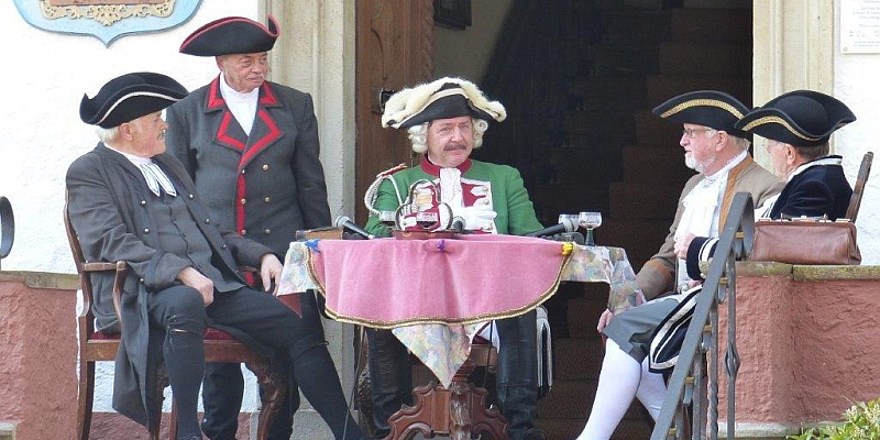 Münchhausenspiel an der Rathaustreppe in Bodenwerder.