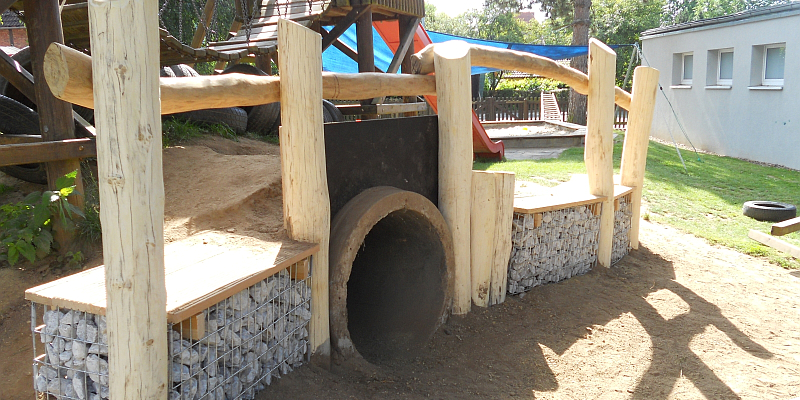 Brücke mit Kreistunnel im Kindergarten Golmbach.