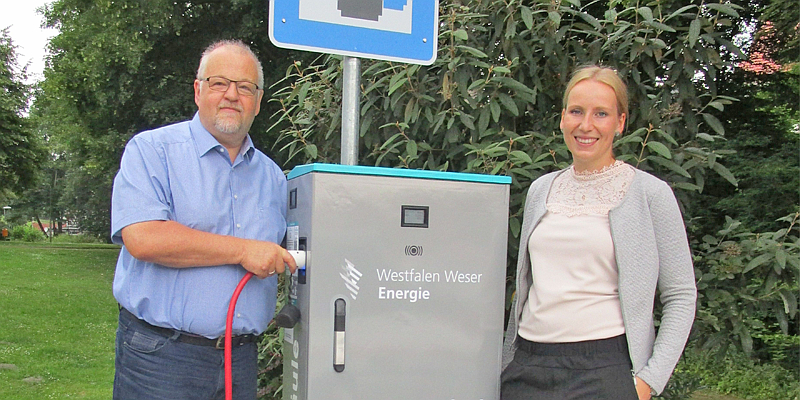 Energiegeladen und elektrisch mobil: Ladesäule von Westfalen Weser Energie für Elektroautos in Grünenplan