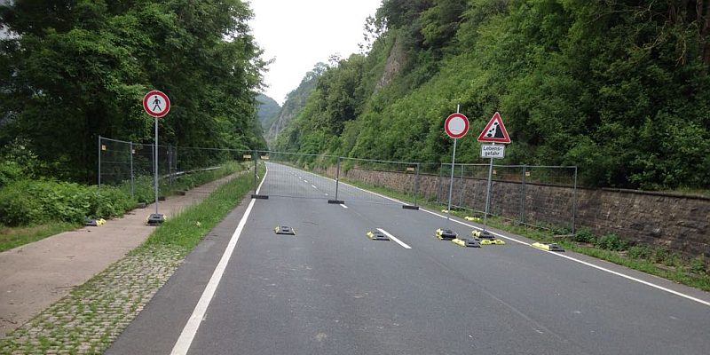 B83: Baustellenabsicherung entwendet - Polizei: Unverantwortlich!