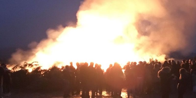 Lichterlohes Osterfeuer in Deensen