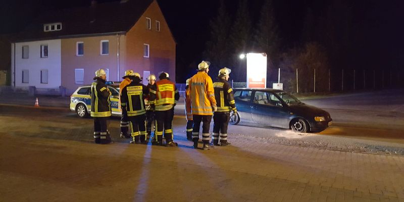 Kleinwagen fährt über Verkehrsinsel und beschädigt Schild: Betriebsstoffe ausgelaufen