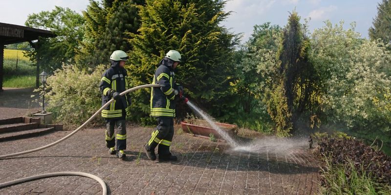 Qualmender Busch sorgt für den Einsatz der Feuerwehr