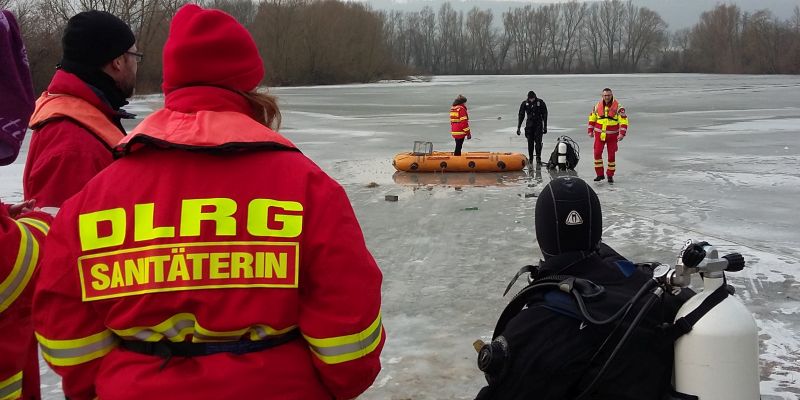 Wenn es knistert und knackt: DLRG Holzminden übt die Eisrettung und das Tauchen unter Eis