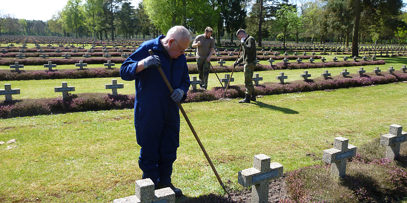 Völkerverbindende Gräberpflege in Lommel: Ehrung im Kreishaus für die Kriegsgräberpflege auf deutschem Soldatenfriedhof in Belgien