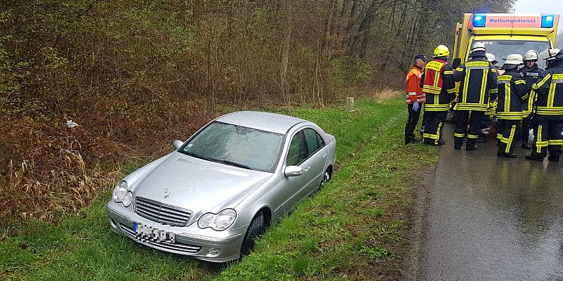 Verkehrsunfall zwischen Holzminden und Fohlenplacken: Feuerwehr hilft verunfalltem Ehepaar