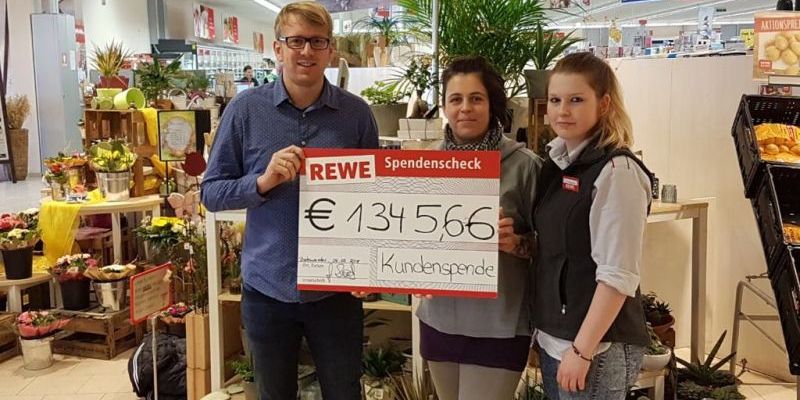REWE Siveke OHG übergibt Kundenspenden für den krebskranken Noah