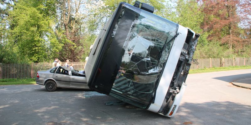 Verkehrsunfall zwischen Pkw und Bus: Feuerwehren üben den Ernstfall