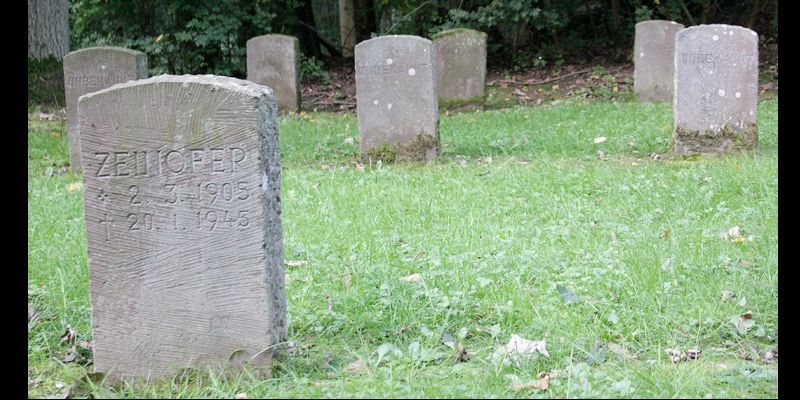 Tag des Gedenkens an die Opfer des Nationalsozialismus auf dem Ehrenfriedhof in Holzen