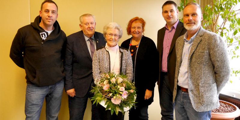 Mit vereinten Kräften setzen sich (von links) Carsten Gelsdof, Heinz Thadewald, die als Schriftwartin ausgeschiedene Karin Hoffmann, Regina Schametat, Michael Hille und Robert Hartmann für die Belange ihres MTV Boffzen ein.