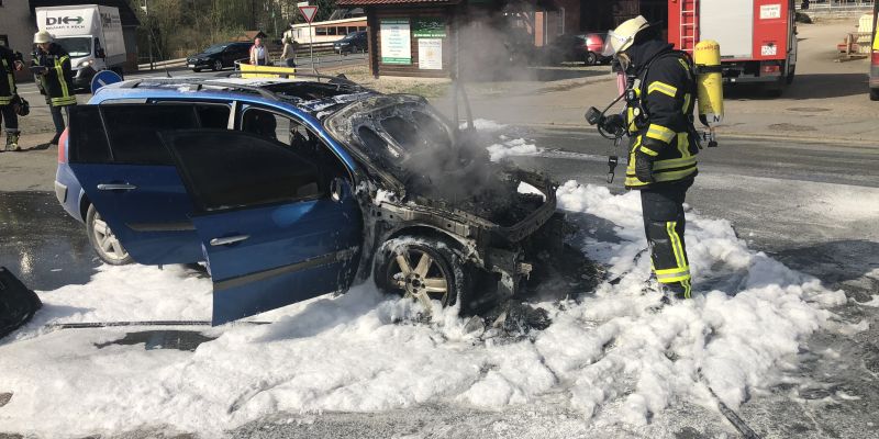 Brennender Pkw und ausgelöste Brandmeldeanlage