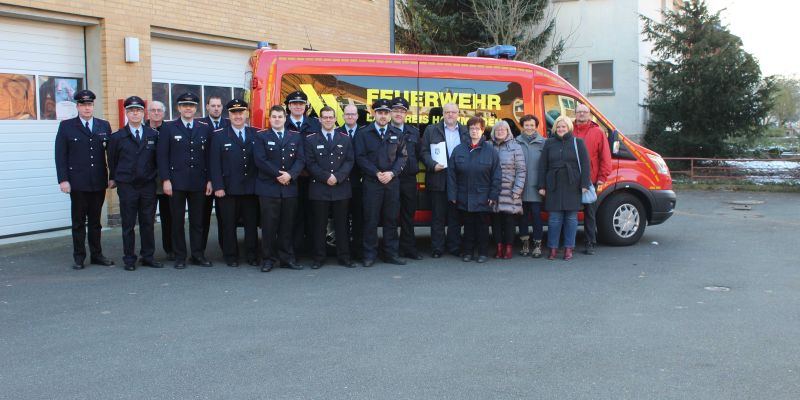 Mannschaftswagen der Kreisfeuerwehr Holzminden wird an die Freiwillige Feuerwehr Delligsen übergeben