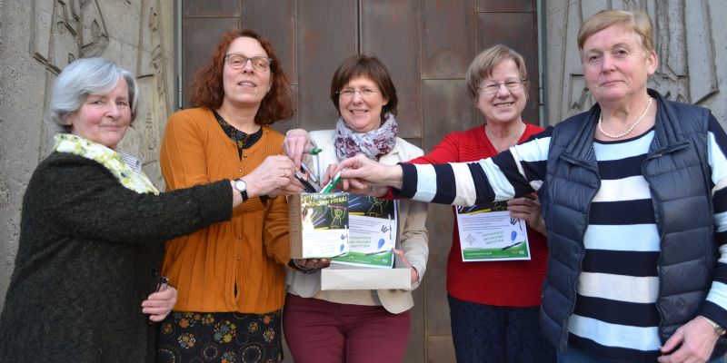 von links - Anne Klammt, Cornelia Renders, Petra Hundertmark, Renate Wienicke und Gudrun Stanke präsentieren die erste Spendenbox im Rahmen der Vorbereitung des Weltgebetstages.