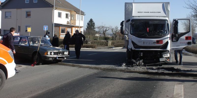 Zusammenstoß zwischen Pkw und Lkw