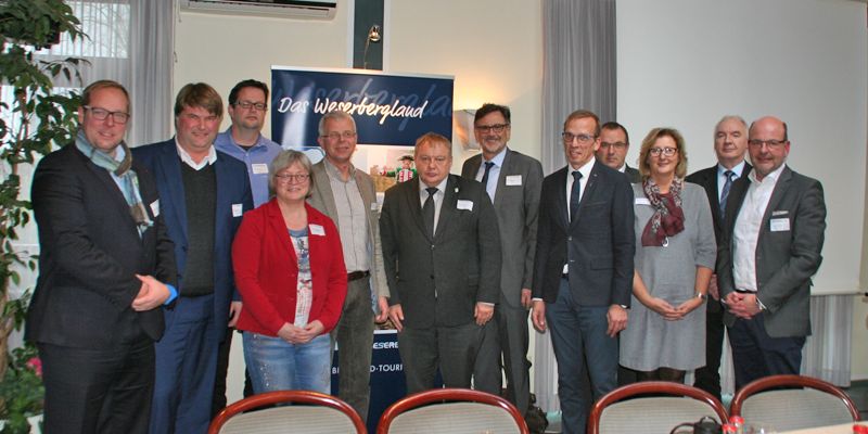 Vorstand des Weserbergland Tourismus e.V. von links nach rechts mit Referent: Karsten Stahlhut (Bad Pyrmont Tourismus GmbH), Tjark Bartels (Landrat Landkreis Hameln-Pyrmont), Cornelius Turrey (Bürgermeister Gemeinde Oberweser), Angela Schürzeberg (Landrätin Landkreis Holzminden), Hermann Aden (Erster Stadtrat Stadt Hameln), Harald Stock (Bürgermeister Samtgemeinde Bevern), Thomas Priemer (Bürgermeister Stadt Rinteln), Alexander Fischer (Bürgermeister Stadt Höxter), Klaus Blome (Bürgermeister Stad Bad Pyrmont), Petra Wegener (Geschäftsführerin Weserbergland Tourismus e.V.), Rainer Kuhlmann (Wirtschaftsförderer Landkreis Schaumburg), Referent Prof. Dr. Heinz-Dieter Quack (Europäisches Tourismus Institut Trier).