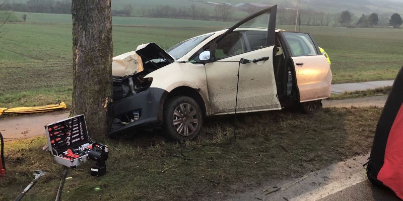 Pkw frontal gegen Baum: Frau schwer verletzt