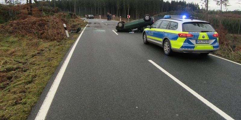 Mutter und Kind bei Unfall leicht verletzt; Pkw landet auf dem Dach