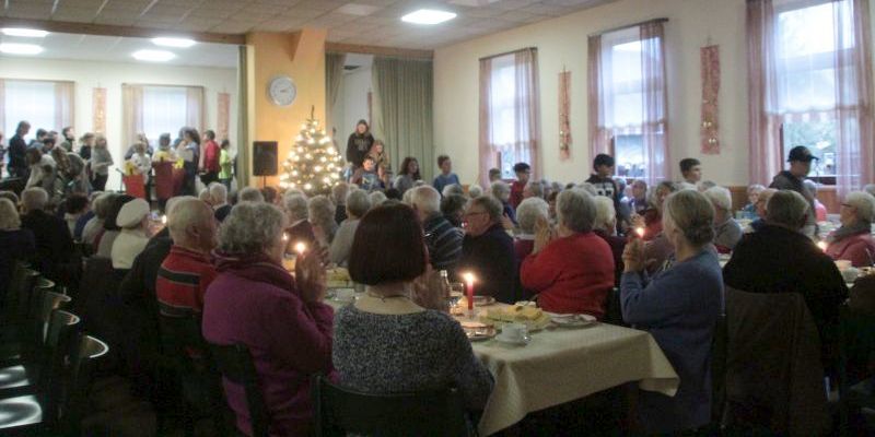 Stimmungsvolle Weihnachtsfeier für die Senioren im Weserdorf