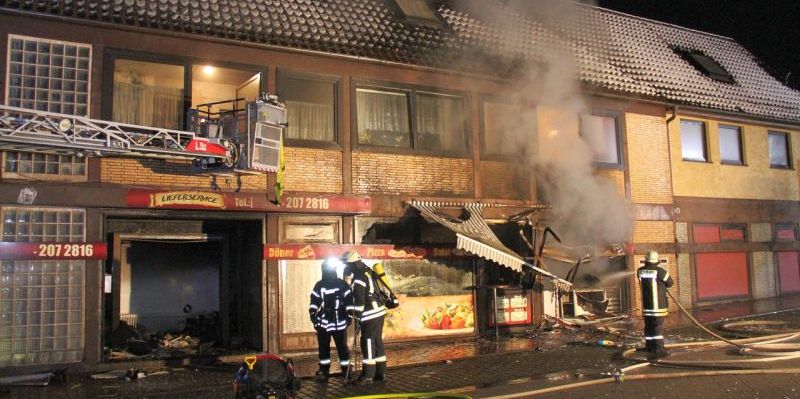 Dönerimbiss explodiert: Sechs Personen über Leiter gerettet