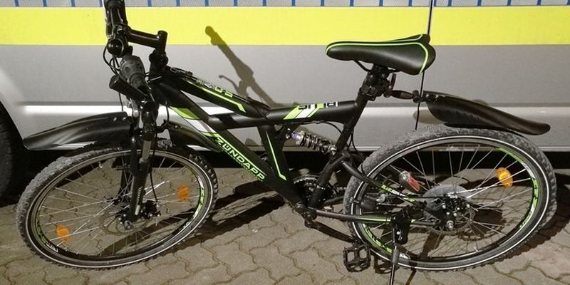Zwei neuwertige Fahrräder in Gebüsch aufgefunden