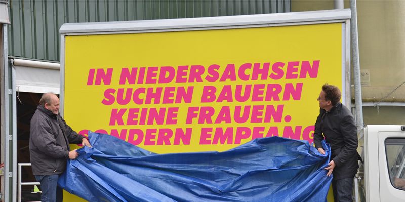   FDP: „In Niedersachsen suchen Bauern keinen Frauen. Sondern Empfang!“ - Wahlkampf-Plakatenthüllung in Holzen mit dem FDP-Spitzenkandidaten Dr. Stefan Birkner und Hermann Grupe