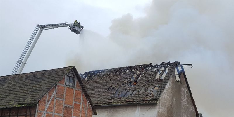 Scheunenbrand in Arholzen – Zahlreiche Ferkel verendet – Einsatzkräfte bekämpfen Flammen (Update 15:20 Uhr - mit Video)