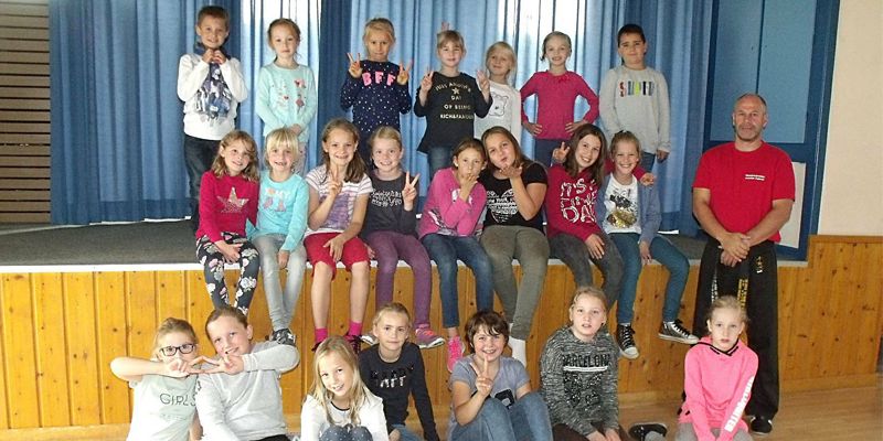   22 Kinder aus Heinsen und Umgebung werden durch Joachim Battmer in  Selbstbehauptung und Selbstverteidigung geschult