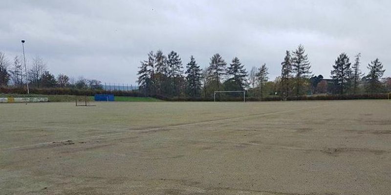 Kunstrasenplatz-Sanierung beginnt – Interessenten können Teile des alten Belags gegen Obolus erwerben