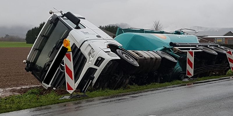 Nach Lkw-Unfall: Bergungsarbeiten am Abend abgebrochen 