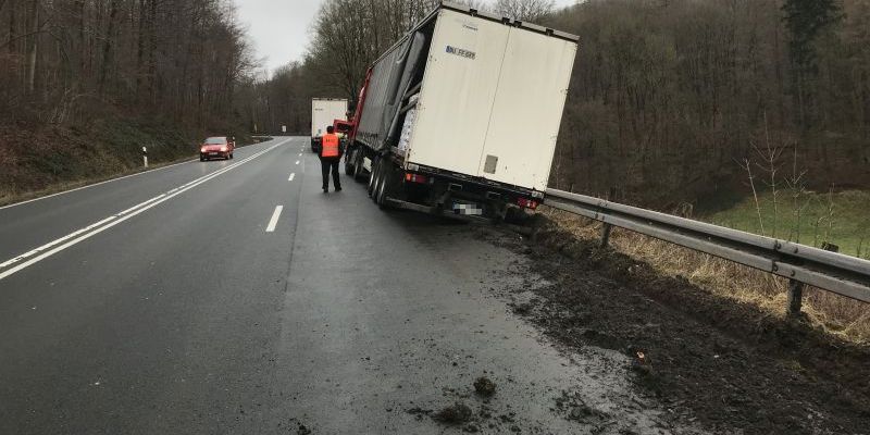 Sattelzug kommt bei Negenborn von Fahrbahn ab