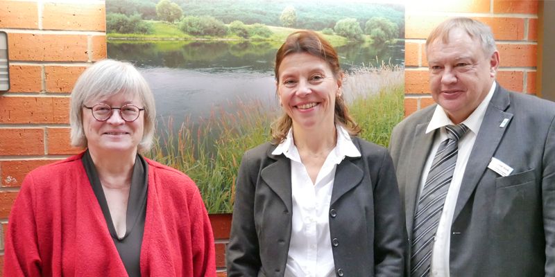 Landrätin Angela Schürzeberg, Harald Stock und Martina Schindler bei der Präsentation der Ergebnisse zur Wirtschaftlichkeitsbetrachtung des Tourismus in der Solling-Vogler Region.