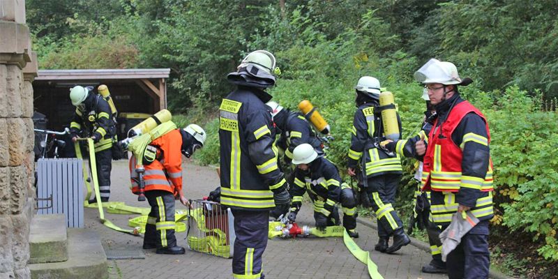 Brandmeldeanlage schlägt im Therapiezentrum Schloß Düsterntal Alarm: Feuerwehren aus dem Flecken Delligsen und der Stadt Alfeld üben den Ernstfall