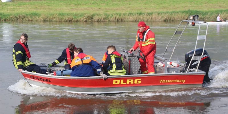 Boffzen: DLRG und Jugendfeuerwehr proben gemeinsam den Ernstfall