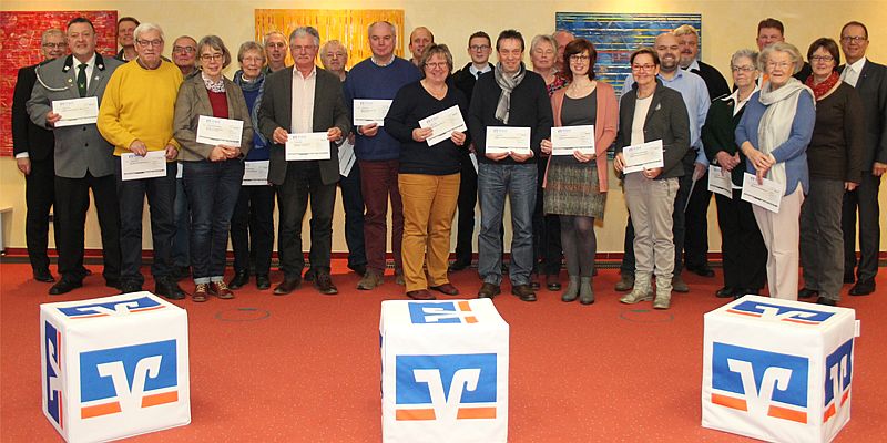 Bankvorstand Jürgen Freitag, Rolf Haas und Dirk Papenberg mit den Vereinsvertretern, die sich über ihre Spenden sehr freuten.
