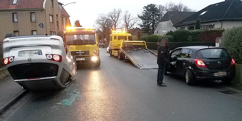 Hess. Oldendorf: VW Golf prallt gegen geparkten Opel und kippt auf das Dach