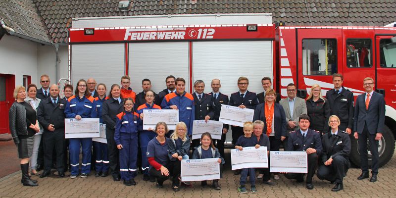 9 Kinder- und Jugendfeuerwehren gefördert -                                                                           Volksbank eG in Einbeck übergibt Reinerträge aus dem VR-Gewinnsparen 