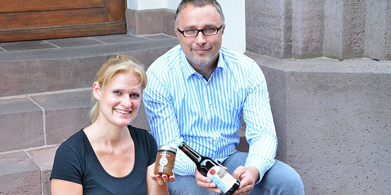 Jungunternehmerin Mareille Willmann und Braumeister Robert Hix stoßen auf eine gelungene regionale Kooperation an.