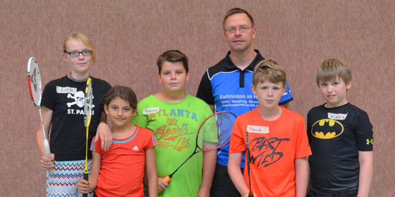 Ferienpass: Kinder lernen Badminton spielen