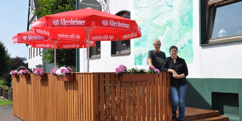Hilke und Stephan Kunze auf der neuen Terrasse des Derentaler Hofs.