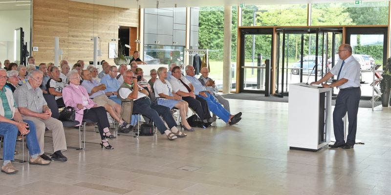 Alte Holzmindener treffen sich bei Stiebel Eltron:  Dr. Ulrich Stiebel referiert über die Unternehmensgeschichte