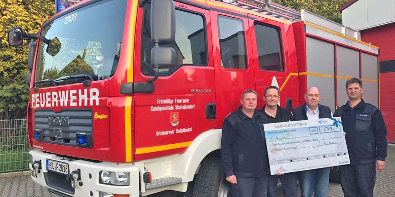 Brandschutz-Initiative: Durch ihre ausgezeichneten Beratungsleistungen haben die Mitarbeiter von K-Baustoffe GmbH für die Freiwillige Feuerwehr in Stadtoldendorf eine Spende in Höhe von 500 Euro gesichert. Übergeben wurde die vom Markenhersteller Rigips ausgelobte Spende am 04.09.2017 durch den K-Baustoffe - Geschäftsführer Volker Reese und dem Rigips-Fachberater Henning Häusler an den Ortsbrandmeister der Freiwilligen Feuerwehr Stadtoldendorf Jens Siebeneicher und dem Jugendwart Enno Walter.