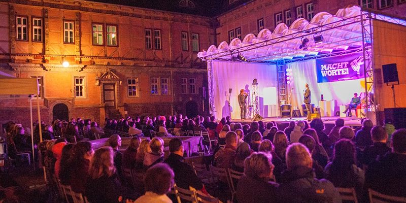 Der Sommer-Slam im Schloss: Wortgewandte Profi-Poeten Open Air in Bevern