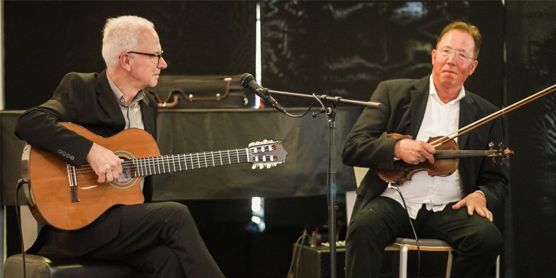 Openair im Innenhof - Swing und Latin Konzert auf 10 Satiten in den NeuenHöfen