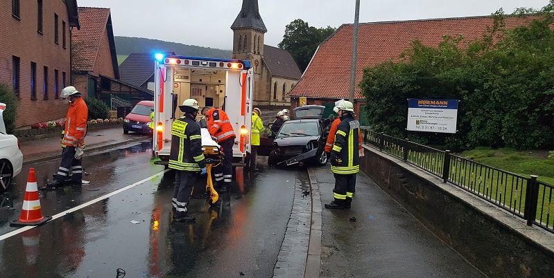 Frontalzusammenstoß auf Hauptstraße nach Ammensen