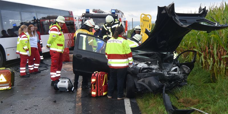 Frontal in Bus gefahren: Stadtoldendorferin (18) schwer verletzt