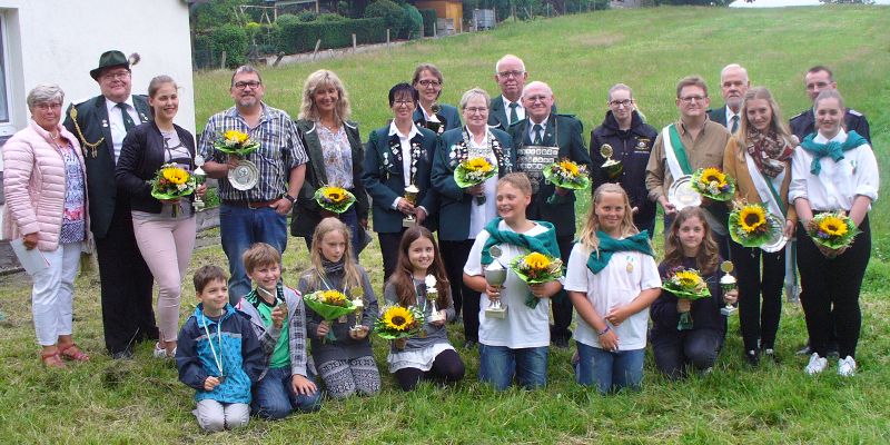 Holzen feiert seine neuen Volks- und Schützenkönige: Ute Weidemann und Rolf Becker sind das neue Königspaar - Volkskönigspaar heißt Nadja Gola und Michael Mevers