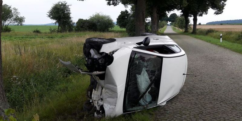  Pkw prallt gegen Baum - alkoholisierte Fahranfängerin verletzt