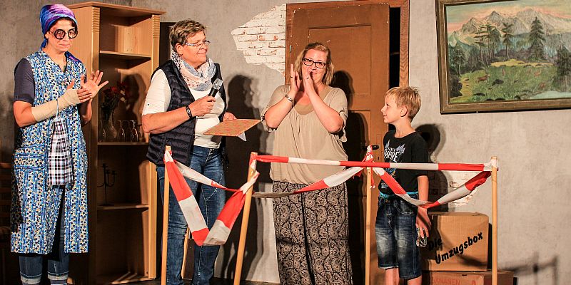 Begeistertes Premierenpublikum in der „Villa Kamilla“