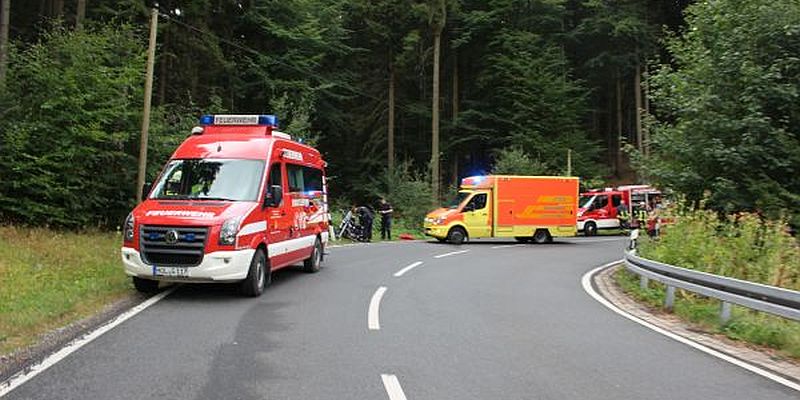 Unfall auf der L 484: Motorradfahrer streift LKW und PKW 