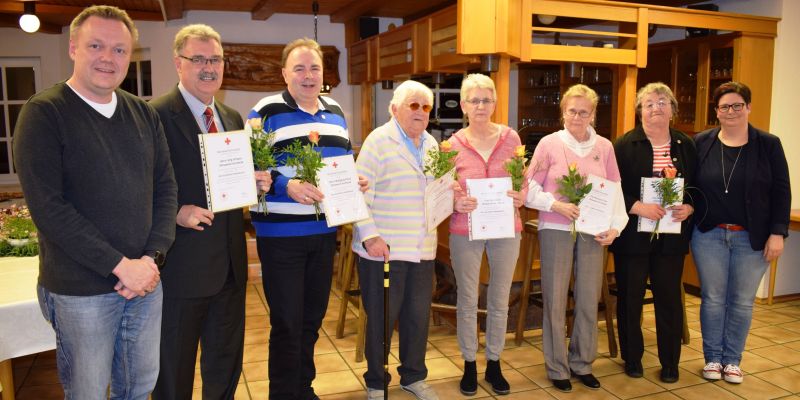 v.l.n.r.: Bernd Schaper, Jörg Schaper, Wolfgang Polzer, Marta Ohl, Ute Rebers, Marianne Ende, Margret Wiemann, Angela Schaper